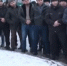 Асланбек Бахарчиев (стоит в круге с костылем) во время схода в селе Пригородном 21 декабря 2016 года. Скриншот видеозаписи схода, https://www.youtube.com/watch?v=5Def1pvJo6U - Кавказский узел