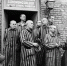 Освенцим, Польша, январь 1945г.  Автоматчики 1-го Украинского фронта и узники Освенцима беседуют у больничного корпуса концлагеря. - Газета Ингушетия