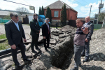 В Карабулаке продолжается активная работа по прокладке нового водопровода на улице Джабагиева, общая длина которого составляет 2,5 км