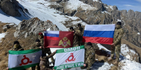 Росгвардейцы в честь юбилея ведомства совершили восхождение на Столовую гору в Ингушетии - Росгвардия